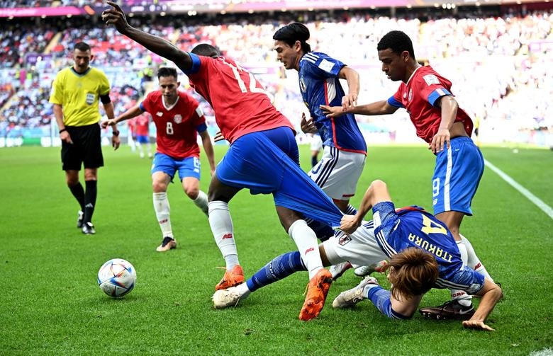 Nỗ lực giành bóng của Kou Itakura trước Joel Campbell.