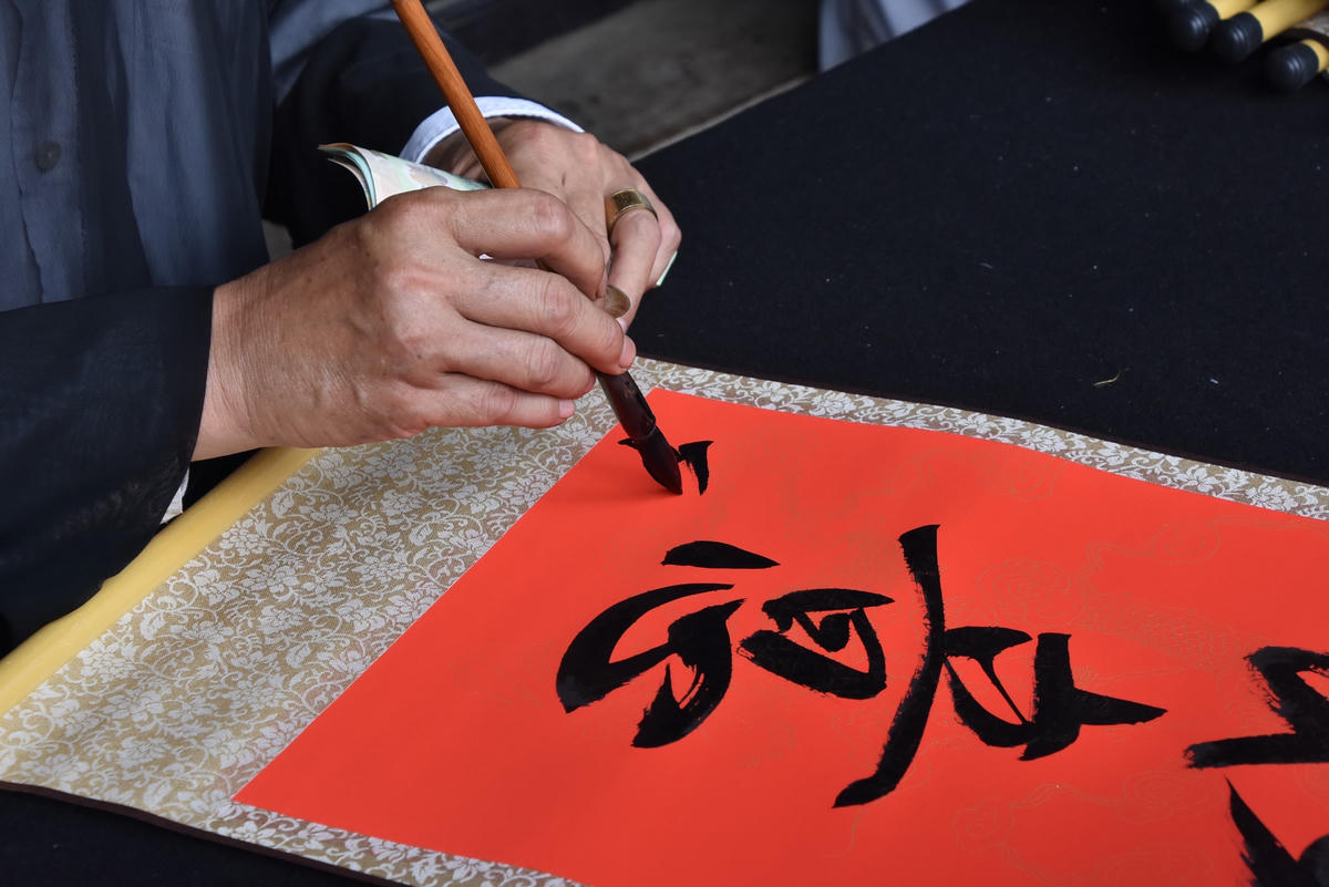  Mức giá cho mỗi lần xin chữ là 100.000 đồng. 