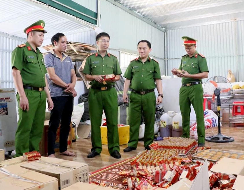 Lực lượng chức năng kiểm tra tại cơ sở sản xuất kinh doanh bánh mỳ Ngọc Ánh.