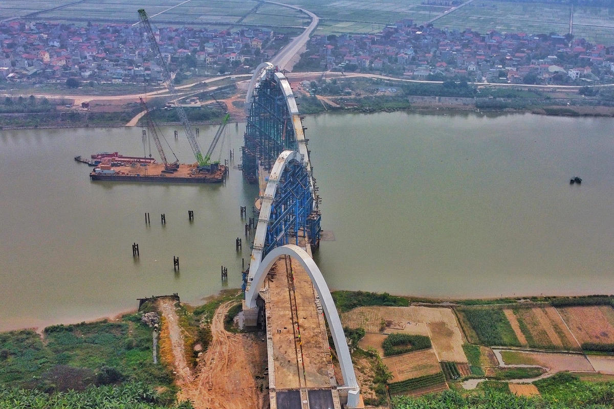 Theo thiết kế, cầu có hình dáng kiến trúc 5 vòm mang hình tượng cặp rồng thời Lý, thân rồng cuộn hình chữ S, giữa đỉnh vòm là đầu cặp rồng cất cao, đối xứng nhau qua hòn ngọc, tượng trưng cho mặt trăng, mặt trời.