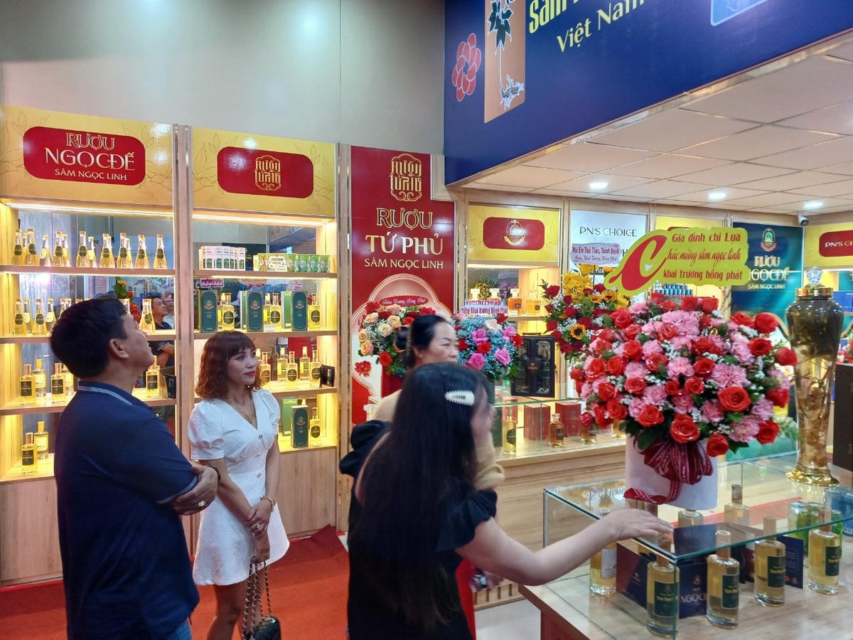 Khách hàng tham quan Showroom Võ Kim Đường địa chỉ 28/5 Quốc Lộ 1A, Phường Tân Biên, TP Biên Hòa, tỉnh Đồng Nai.