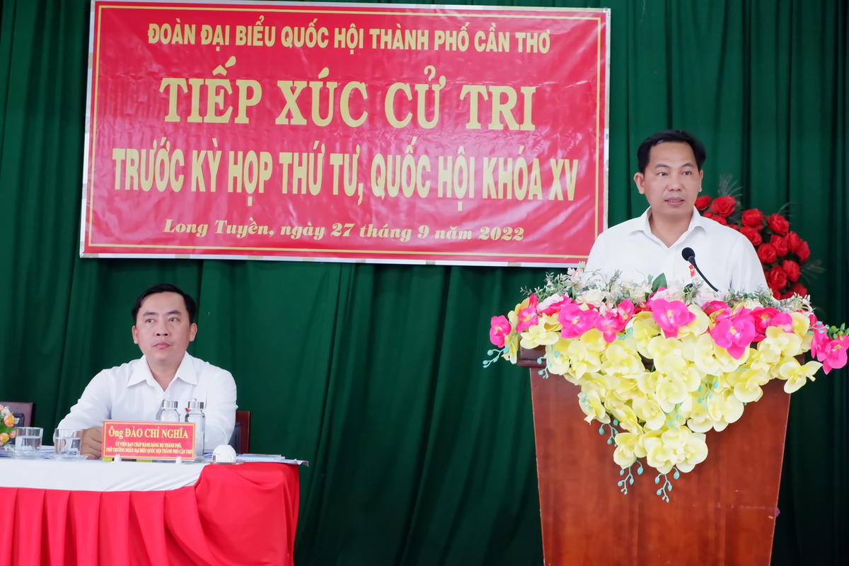 Ông Lê Quang Mạnh, Bí thư Thành uỷ, Trưởng Đoàn ĐBQH TP Cần Thơ giải đáp thắc mắc cử tri tại buổi tiếp xúc.