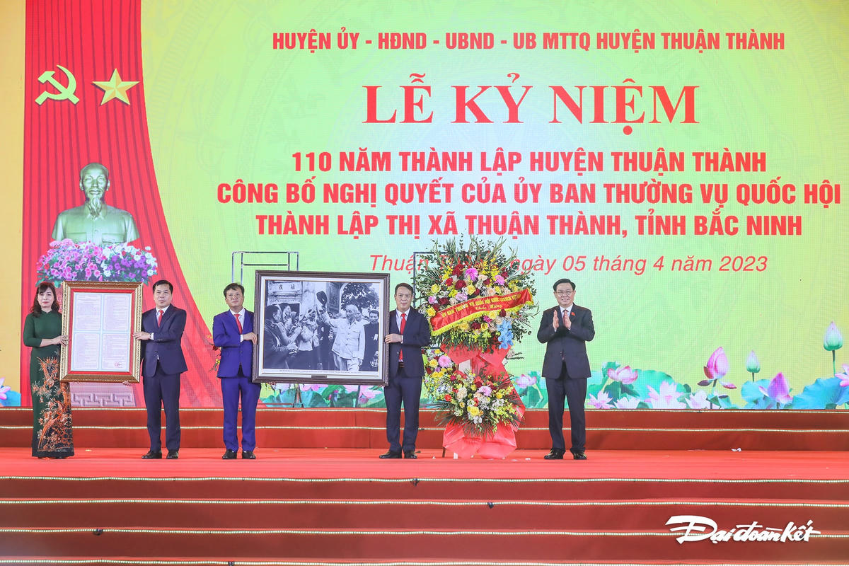 Chủ tịch Quốc hội Vương Đình Huệ trao quà lưu niệm và tặng hoa chúc mừng thị xã Thuận Thành.