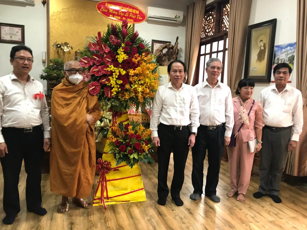 Đoàn công tác chúc mừng đại lễ đến Hòa thượng Thích Giác Toàn Pháp viện Minh Đăng Quang.