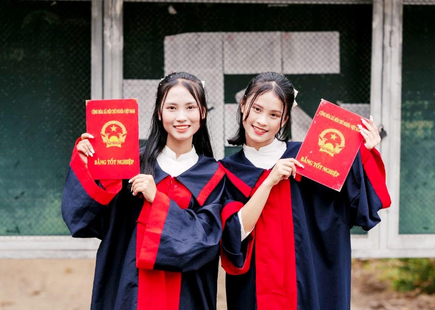 Nữ sinh Trần Thị Thảo (bên phải) ước mơ trở thành Nhà báo.