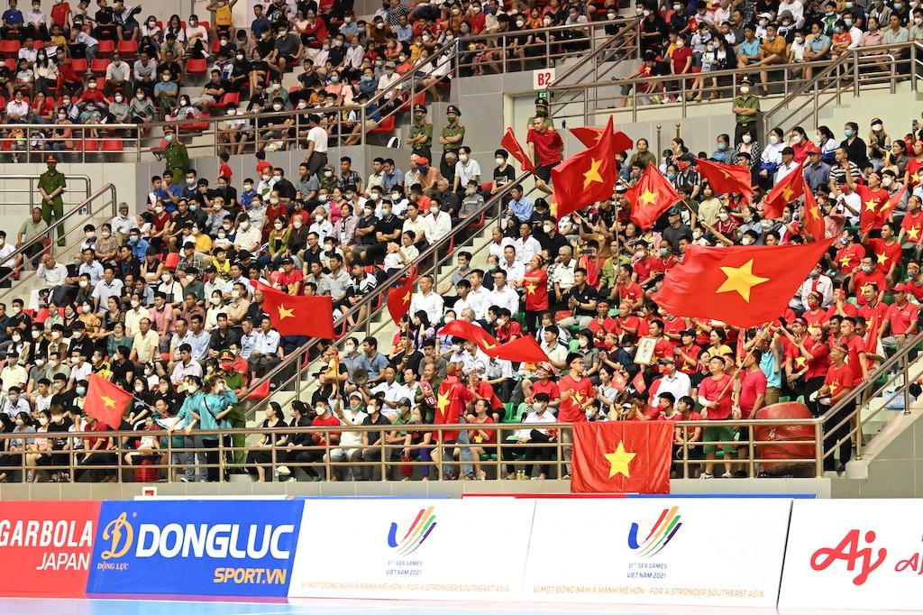 Hình ảnh khán giả phủ kín khán đài sân đấu Futsal SEA Games 31 tại Hà Nam