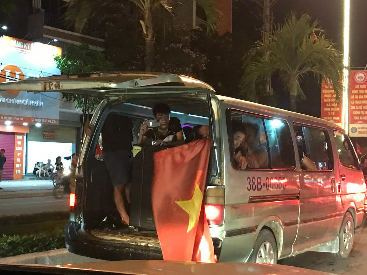 Chiếc xe khách nhỏ được trưng dụng để ăn mừng chiến thắng của U23 Việt Nam.