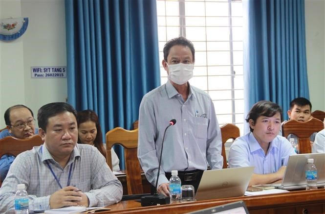 Ông Đỗ Thái Hùng, Viện trưởng Viện Pasteur Nha Trang, thông tin về tình hình xét nghiệm mẫu thức ăn nghi nguồn gốc gây ngộ độc tập thể hơn 600 học sinh Trường iSchool Nha Trang. (Ảnh: Phan Sáu/TTXVN).