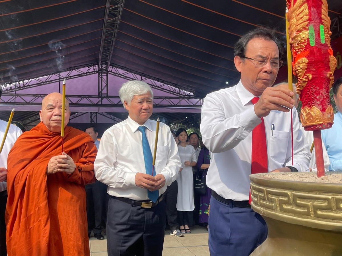 Ông Nguyễn Văn Nên, Ủy viên Bộ Chính trị, Bí thư Thành ủy TPHCM dâng hương tại nghĩa trang TPHCM.