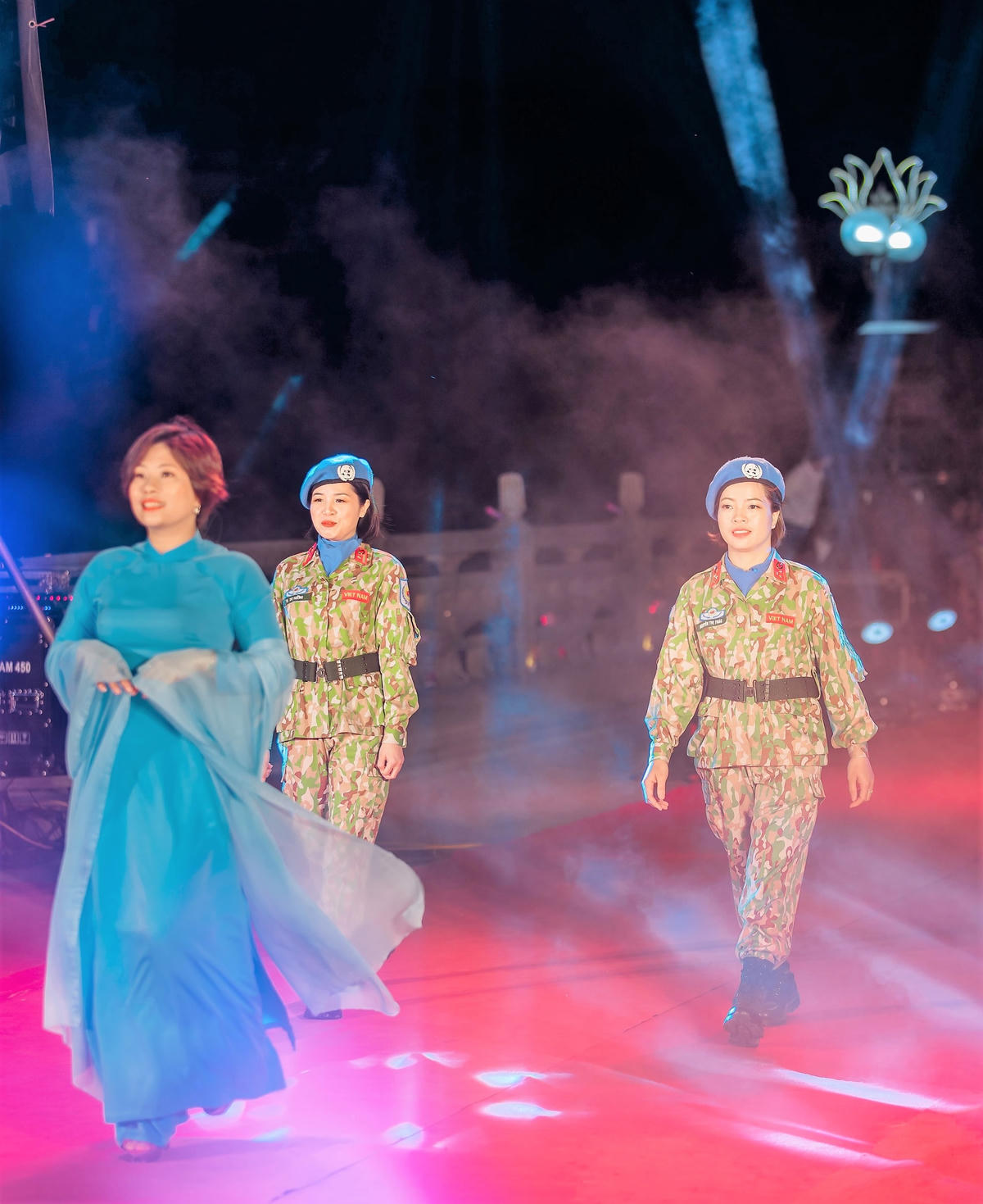 Chương trình có sự góp mặt giao lưu của các nữ sĩ quan, chiến sĩ "mũ nồi xanh" - lực lượng tham gia gìn giữ hòa bình của Việt Nam chuẩn bị lên đường gìn giữ hòa bình của Liên hợp quốc tại Nam Su Dan.