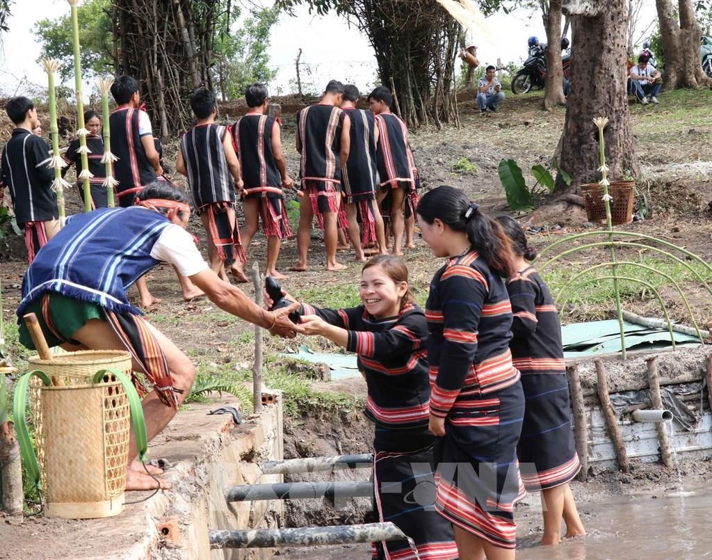 Lễ hội cúng giọt nước tại làng Bông (xã Hà Bầu, huyện Đăk Đoa, tỉnh Gia Lai). Ảnh: Hồng Điệp.
