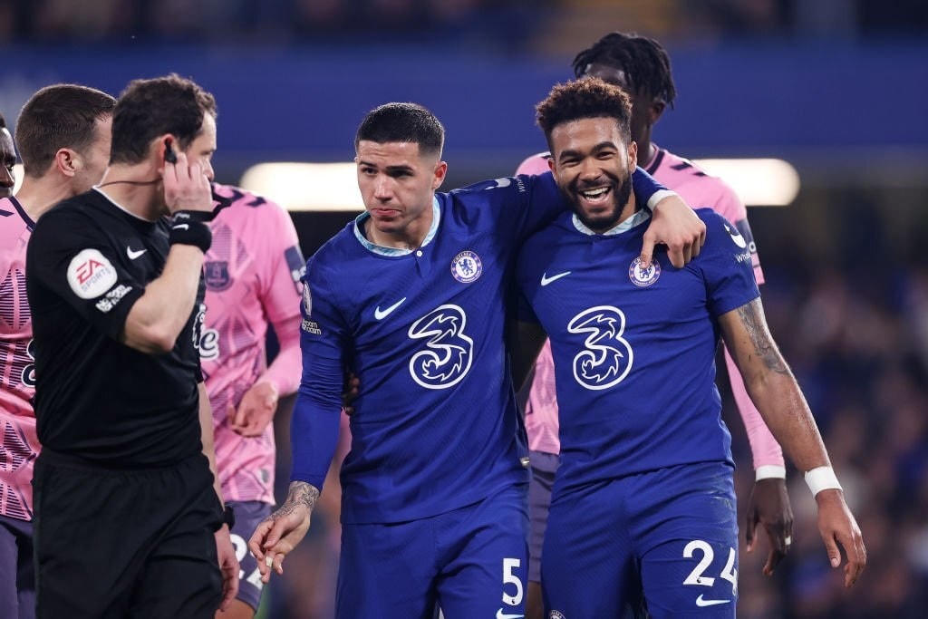James cười tươi sau khi mang về quả phạt đền cho Chelsea (Ảnh: GI).