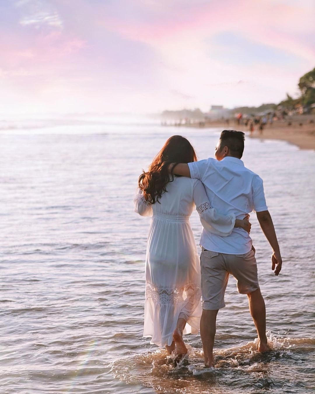 Bảo Thy và chồng tận hưởng chuyến du lịch biển ngày kỷ niệm 1 năm bên nhau. 