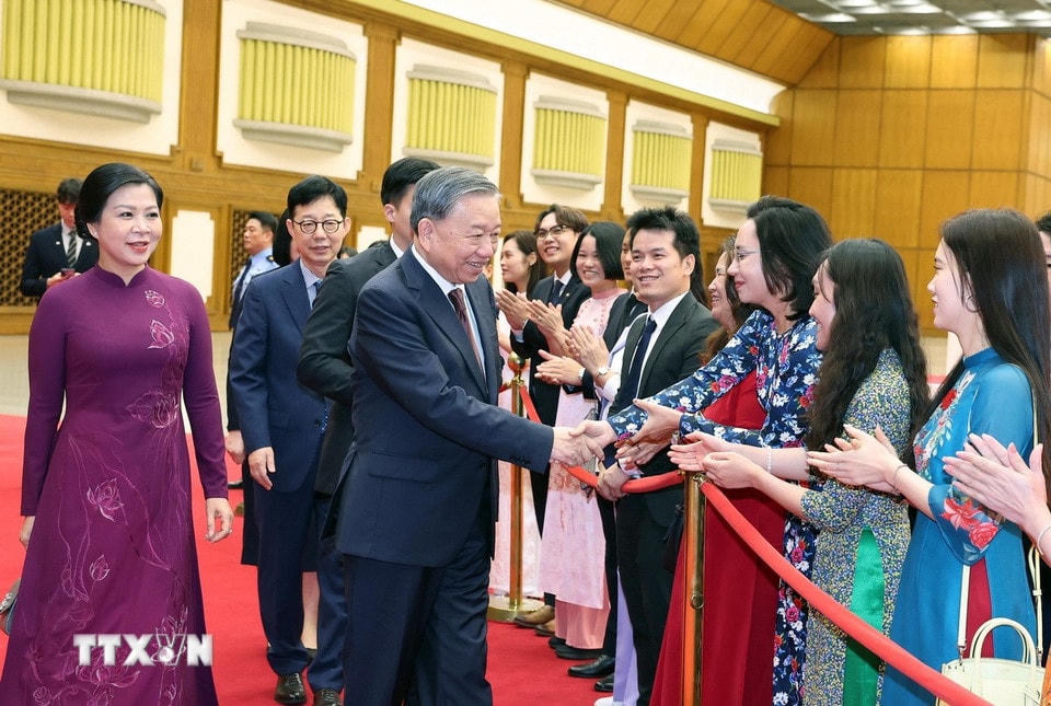 Lễ tiễn Tổng Bí thư Tô Lâm và Phu nhân tại sân bay quân sự Seongnam, thủ đô Seoul, Hàn Quốc. (Ảnh: Thống Nhất/TTXVN)