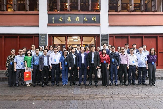 Đoàn đại biểu tham dự giao lưu hữu nghị của Việt Nam đã tới tham quan Nhà ở cũ của Chủ tịch Hồ Chí Minh tại Liễu Châu. Ảnh: Quang Vinh