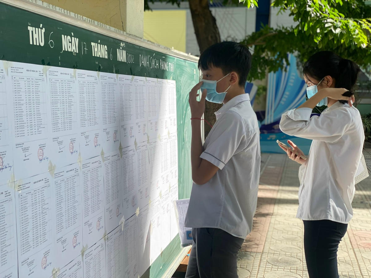 Sáng 17/6, hơn 100.000 thí sinh Hà Nội đã làm thủ tục dự thi vào lớp 10 THPT công lập.