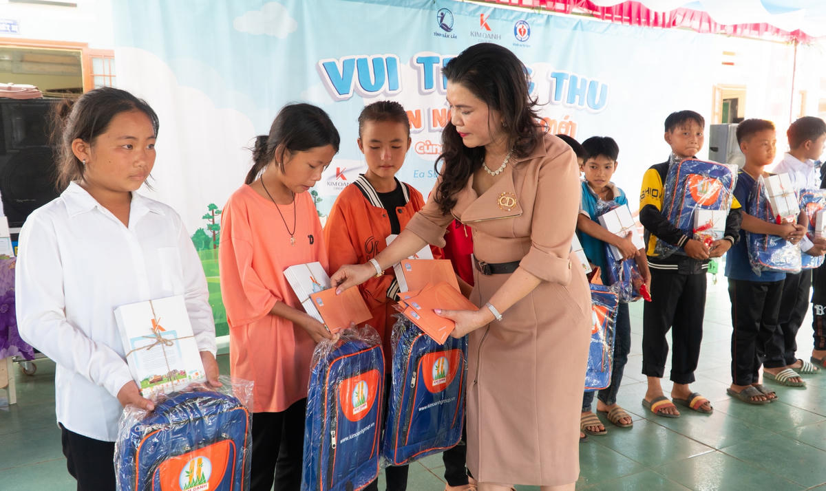 Bà Đặng Thị Kim Oanh tặng học bổng cho học sinh tỉnh Đắk Lắk.