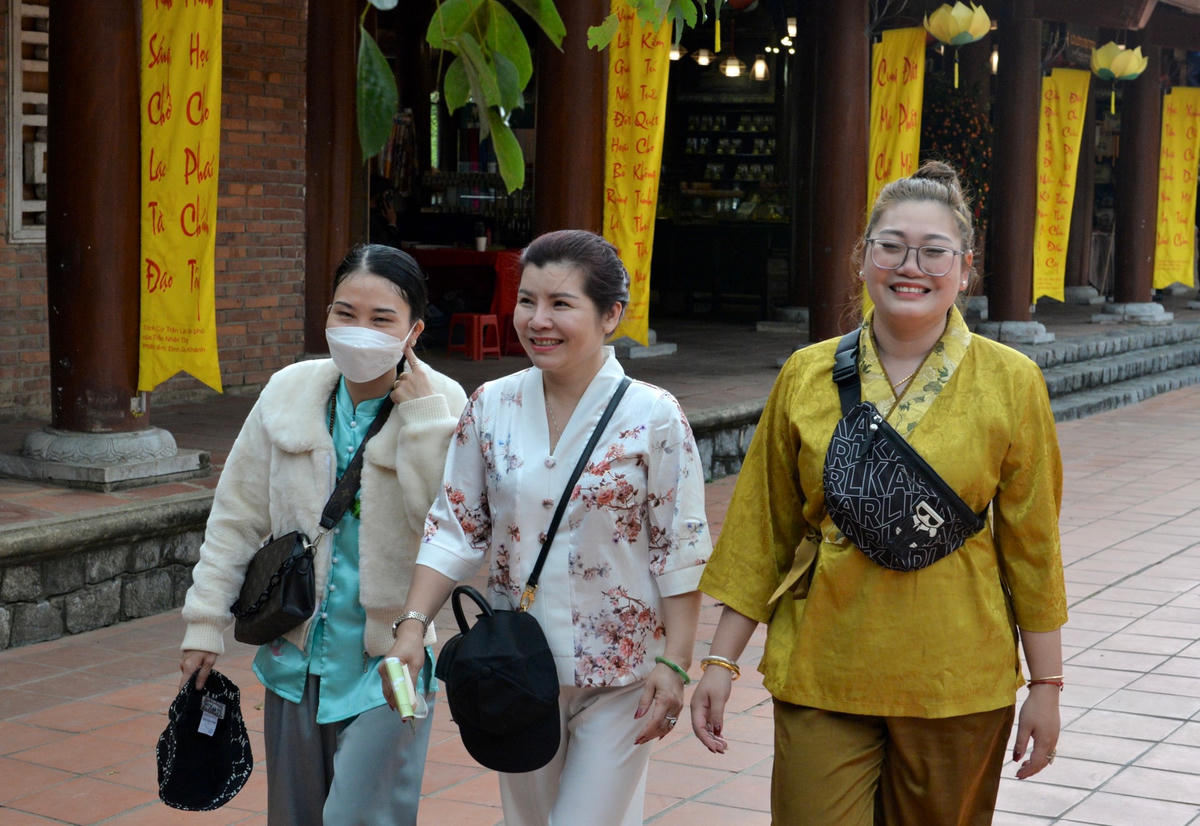 Chị Bùi Tuyết Nhung (TP Hải Phòng) cho biết: "Chưa có Tết năm nào mà tôi thấy thời tiết đẹp như năm nay. Trời có nắng nhẹ ấm áp, lại có gió hiu hiu cùng với quang cảnh xung quanh rạng rỡ khiến tinh thần của tôi rất rộn ràng, phấn khởi".