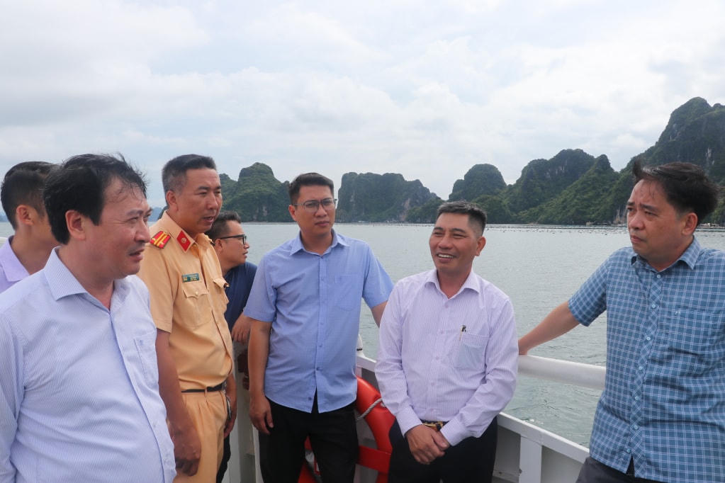 Các sở, ngành, địa phương khảo sát điểm du lịch tại hòn Đá Đen trên hành trình tham quan vịnh Bái Tử Long. Ảnh: Trung tâm TT-VH Vân Đồn.