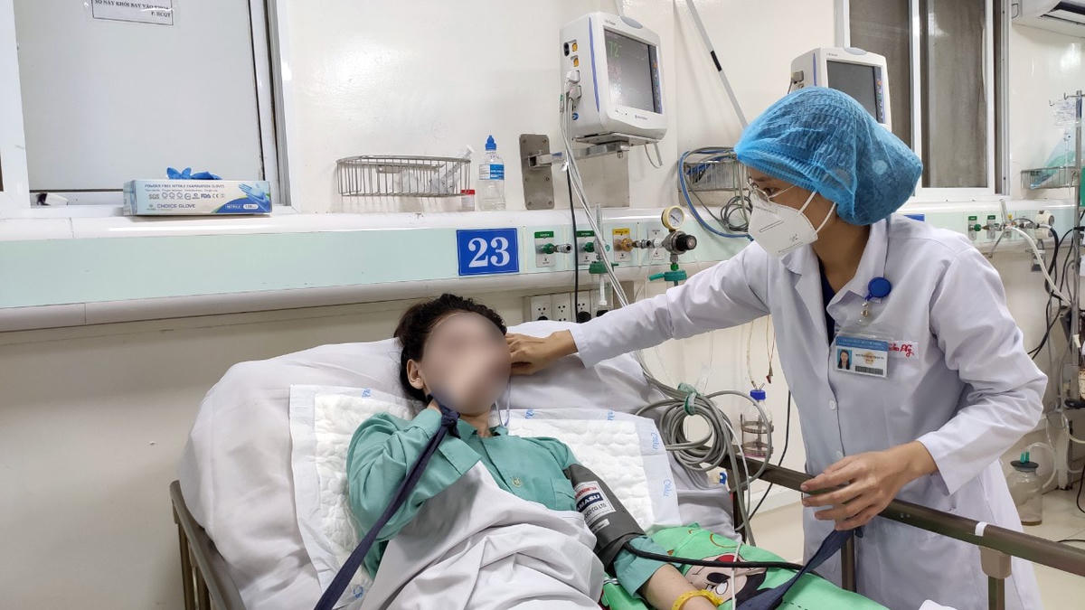 Một trường hợp ngộ độc rượu được điều trị tại Bệnh viện Nhân dân Gia Định. Ảnh: BVCC.