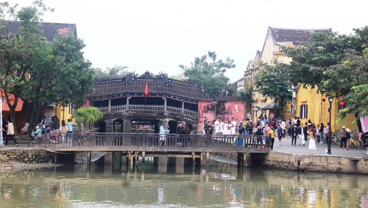 Một góc chùa Cầu Hội An đông người viếng cảnh đầu năm mới.