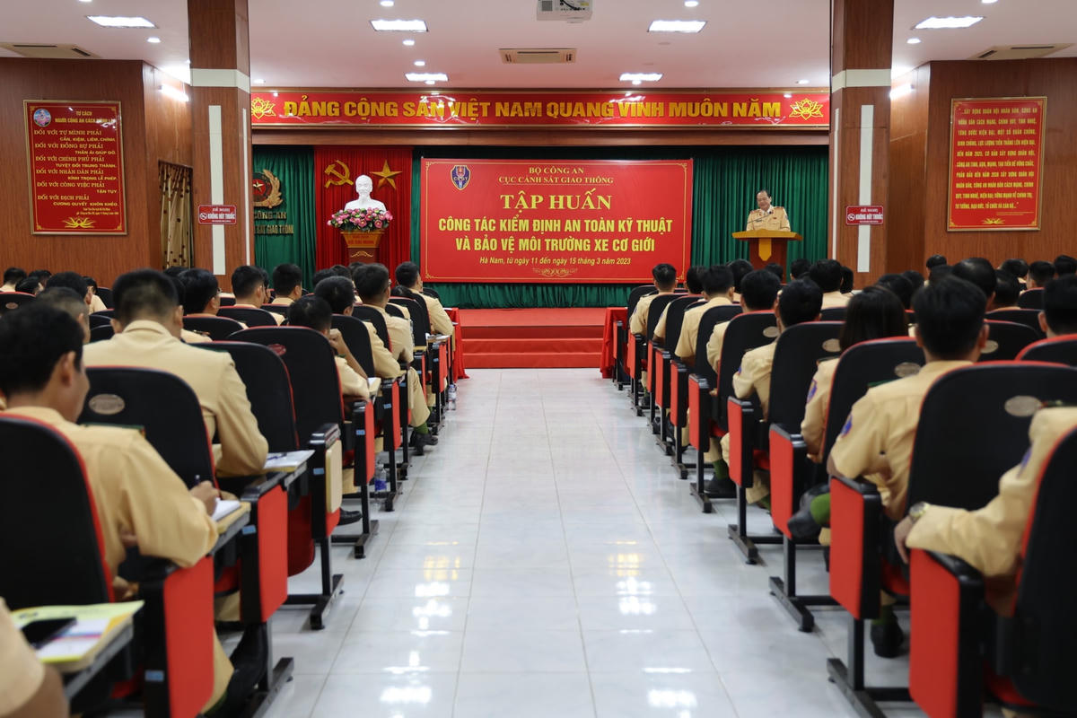 Sáng 11/3, Cục Cảnh sát giao thông (CSGT - C08 - Bộ Công an) tổ chức tập huấn cho 167 chiến sĩ CSGT, nhằm tăng cường cho các trung tâm đăng kiểm tại Hà Nội và TP HCM.
