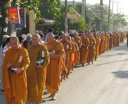 Khất thực là một nét đẹp trong đời sống tu tập của hàng xuất gia.