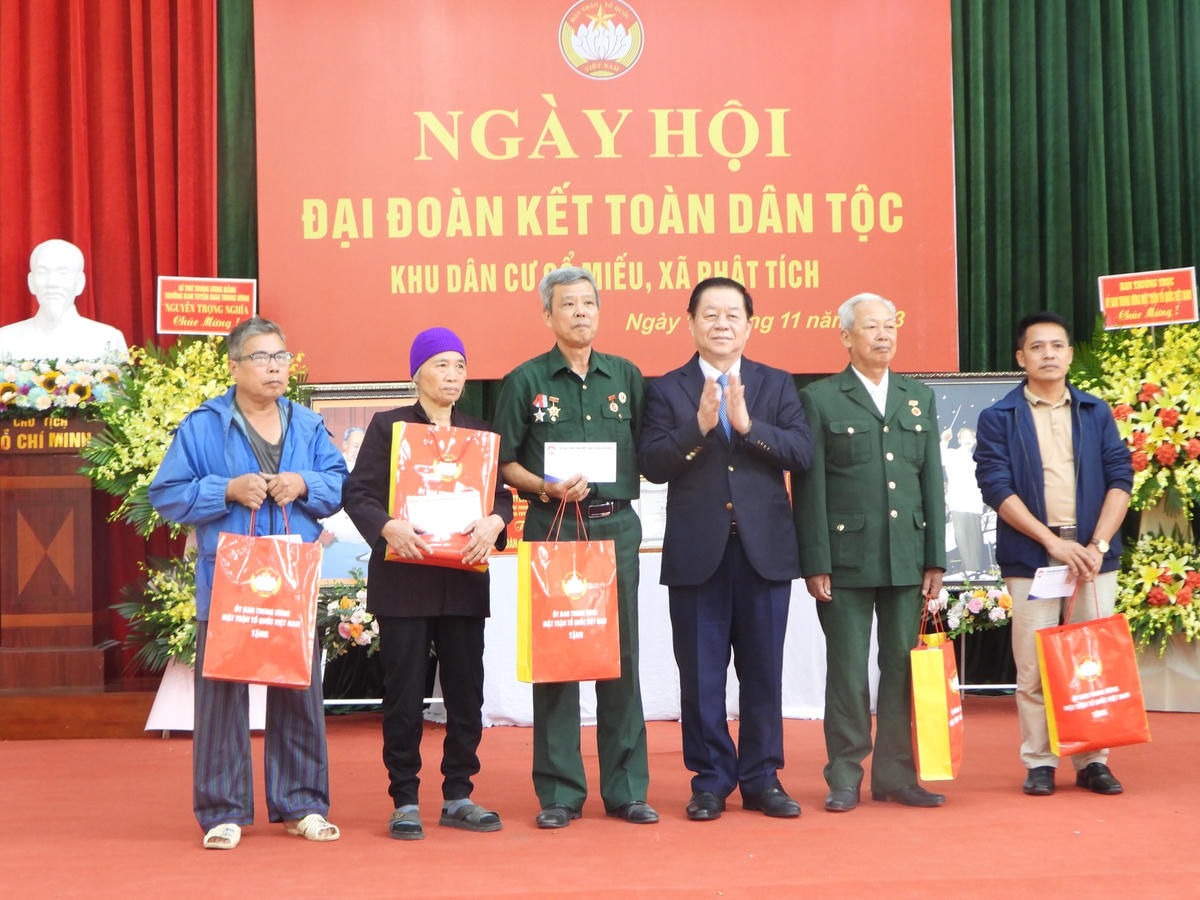 Trưởng Ban Tuyên giáo Trung ương Nguyễn Trọng Nghĩa tặng quà cho các hộ gia đình có hoàn cảnh khó khăn.