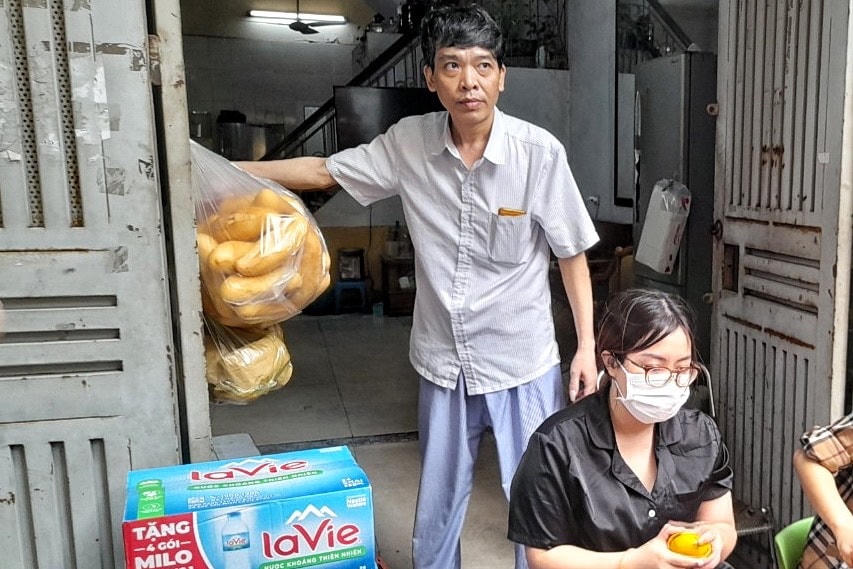 Những túi bánh mỳ được người dân mua để các chiến sĩ có thể ăn uống nhanh chóng rồi lại tiếp tục thực hiện công việc.