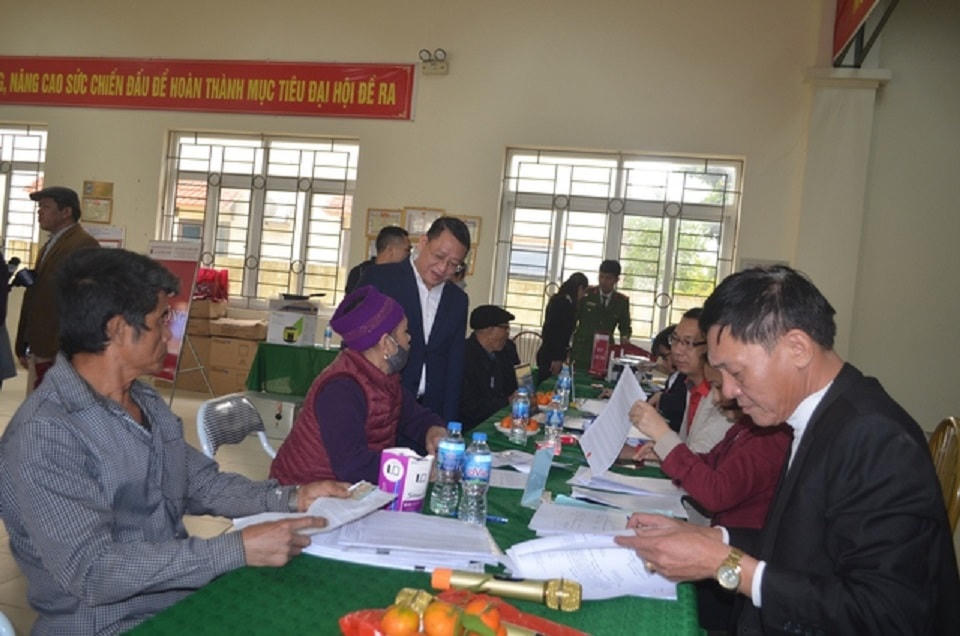 Người dân huyện Mê Linh (Hà Nội) nhận tiền hỗ trợ, bồi thường giải phóng mặt bằng Dự án đường Vành đai 4.