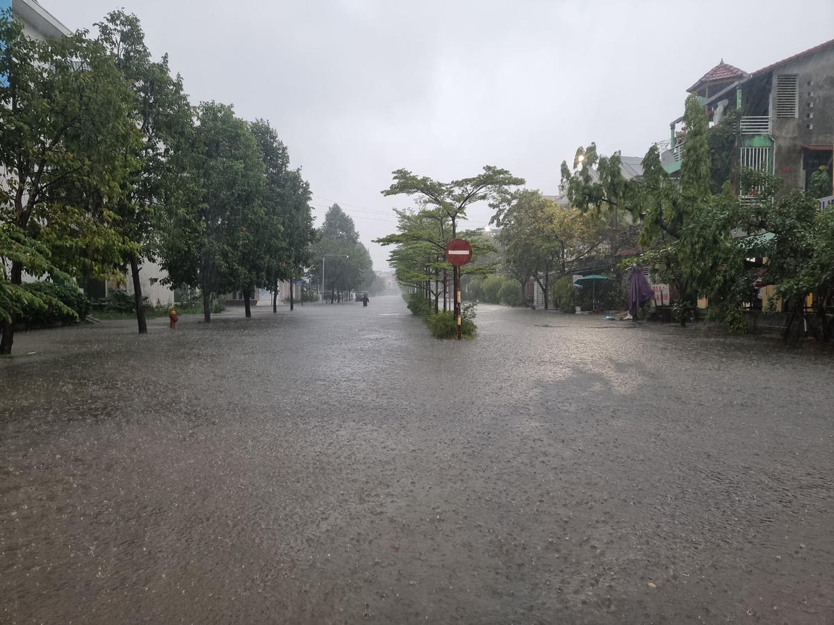 Trong khi đó, nhiều tuyến đường như Hoàng Quốc Việt, Phan Anh, Nguyễn Duy Trinh (thành phố Huế) bị ngập sâu từ 20-35cm.