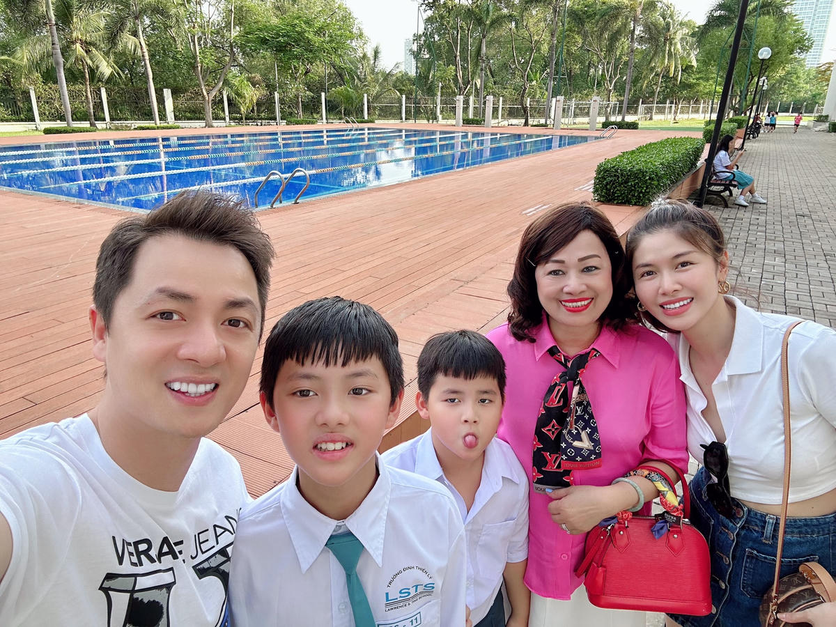 Đăng Khôi - Thủy Anh hào hứng đưa 2 quý tử đi khai giảng. 