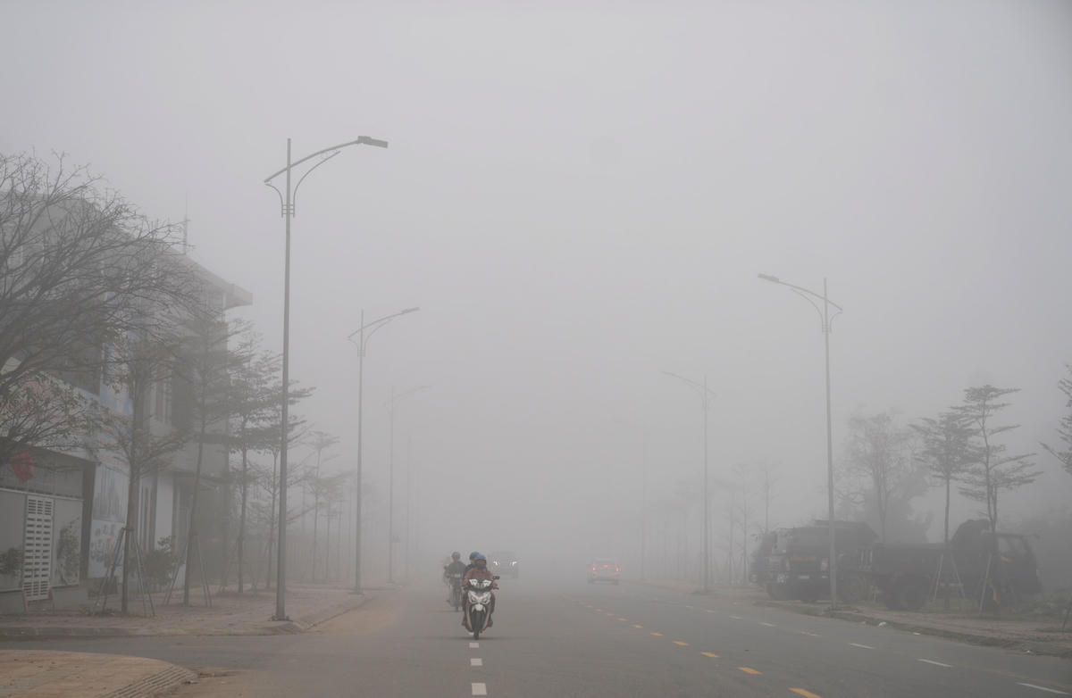 Sương mù khiến tầm nhìn bị hạn chế, người tham gia giao thông di chuyển chậm rãi.