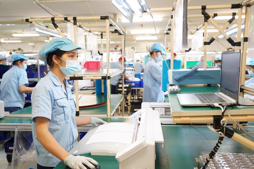 Sản xuất hàng xuất khẩu tại Công ty TNHH Rhythm Precision Việt Nam, huyện Sóc Sơn, Hà Nội.