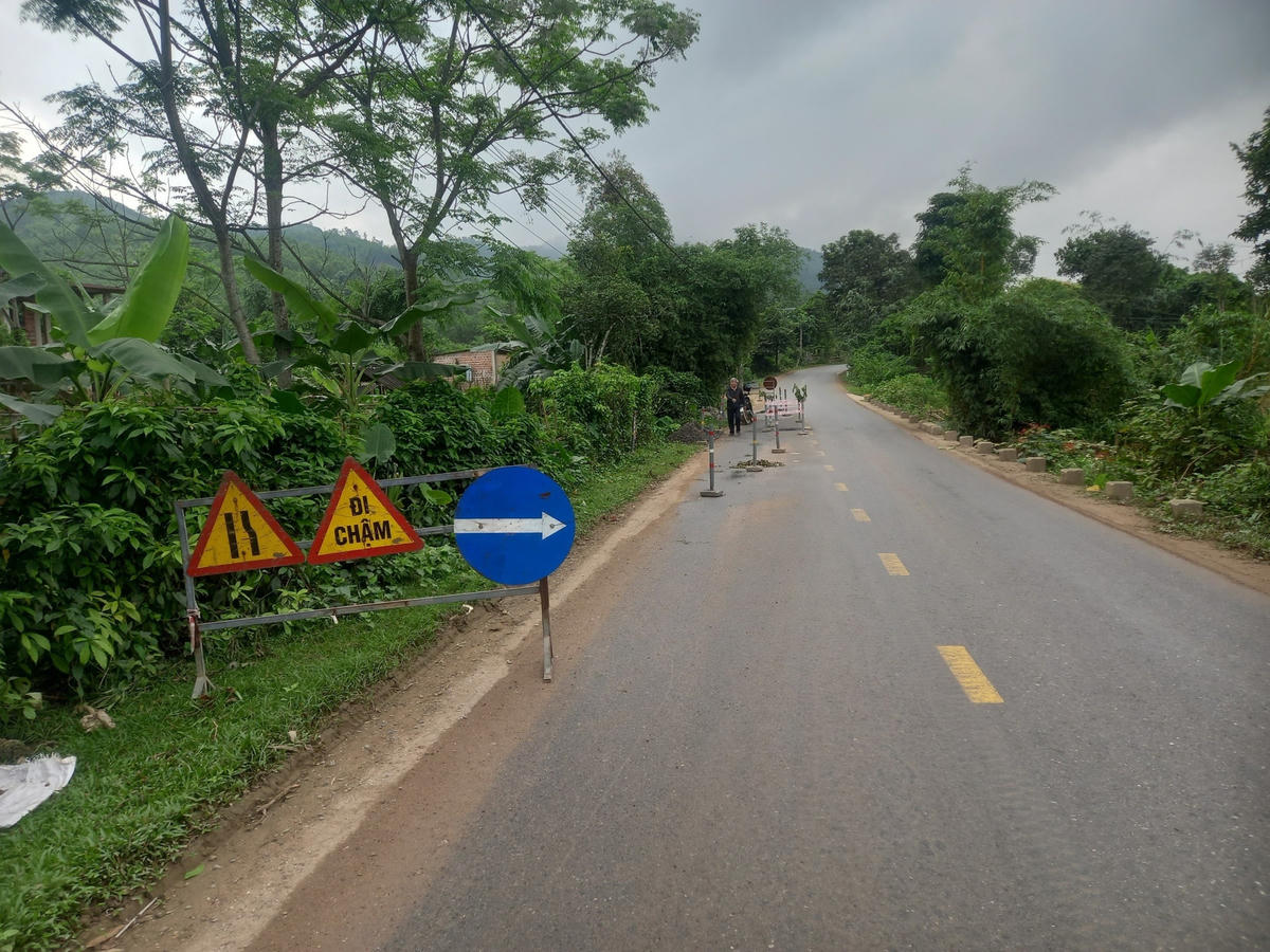 Lực lượng chức năng đặt biển cảnh báo tại điểm sụt lún.