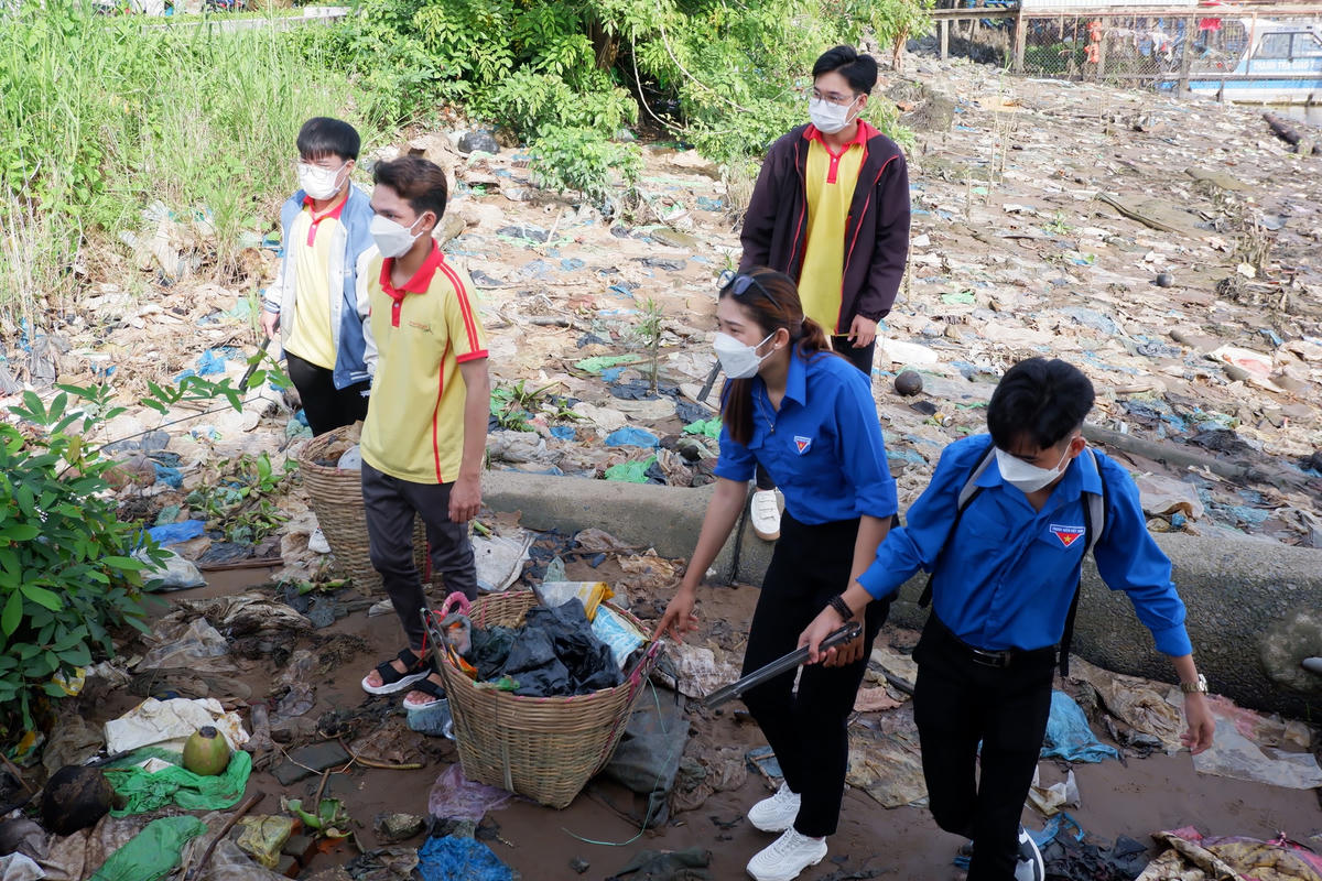 Đoàn thanh niên tham gia dọn rác tại khu vực 2, phường Bùi Hữu Nghĩa, quận Bình Thuỷ, TP Cần Thơ.