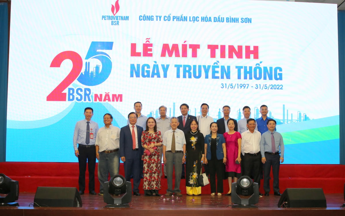Lãnh đạo PVN, BSR chụp hình lưu niệm với nguyên lãnh đạo BSR qua các thời kỳ.