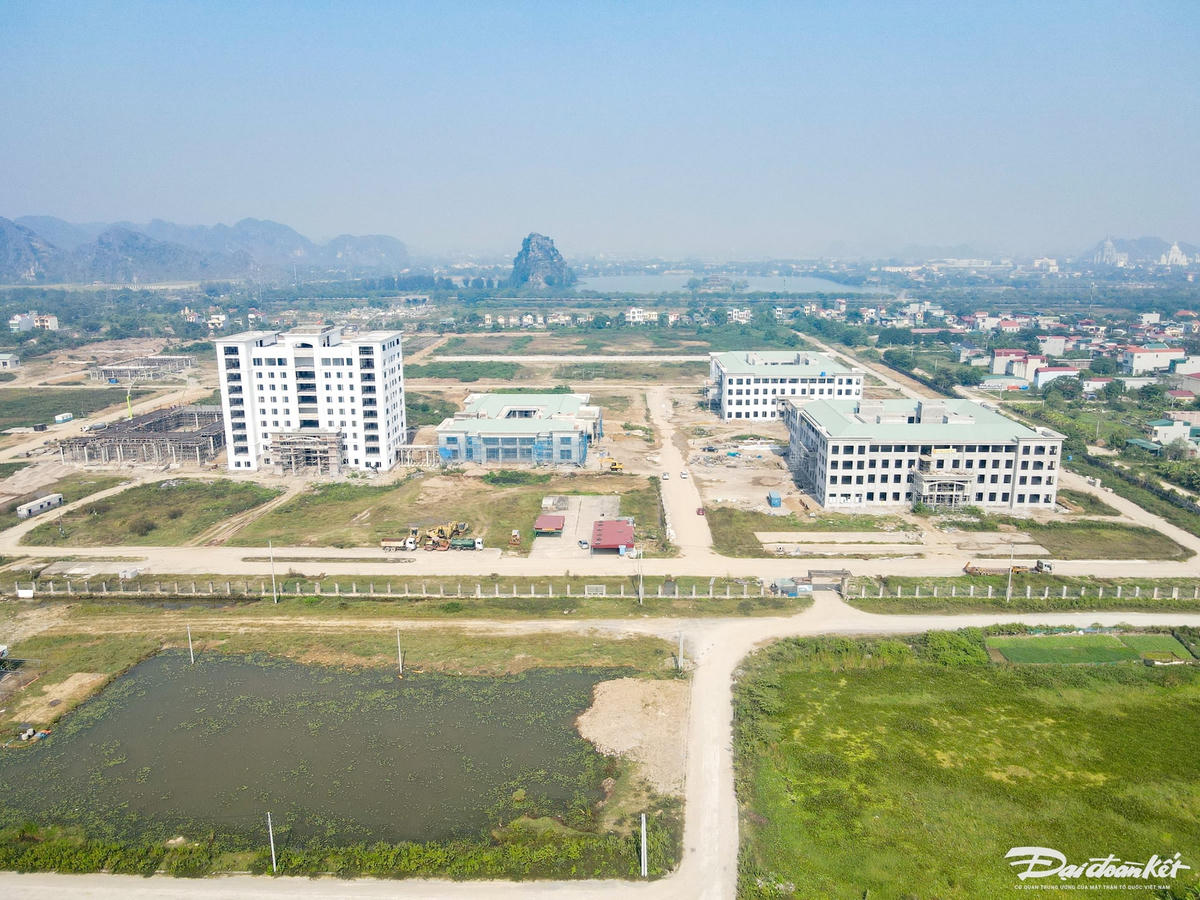 Dự án xây dựng Trường Đại học Hoa Lư (Ninh Bình) được phê duyệt đầu tư và triển khai xây dựng từ năm 2007 với tổng diện tích 25ha tại thành phố Ninh Bình với tổng mức đầu tư trên 488 tỉ đồng từ nguồn ngân sách nhà nước.