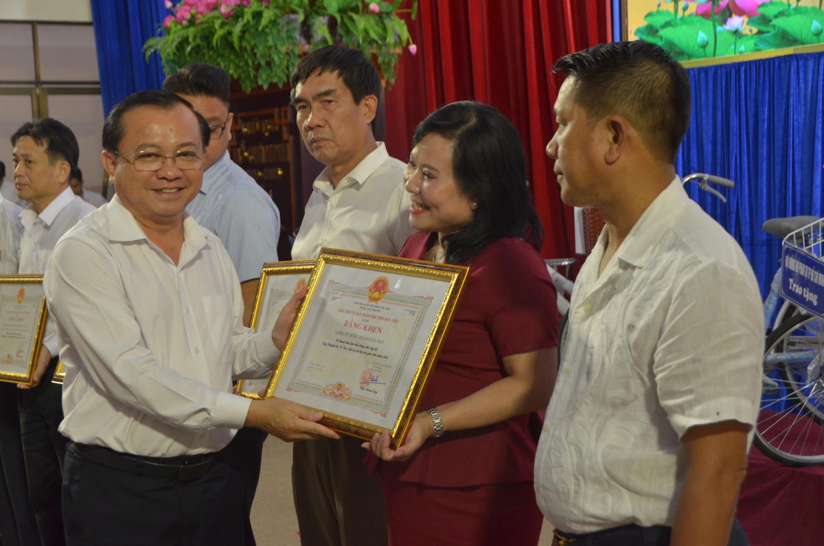 Lãnh đạo tỉnh Bạc Liêu trao bằng khen cho các doanh nghiêp, mạnh thường quân có nhiều đóng góp cho công tác khuyến học của tỉnh.
