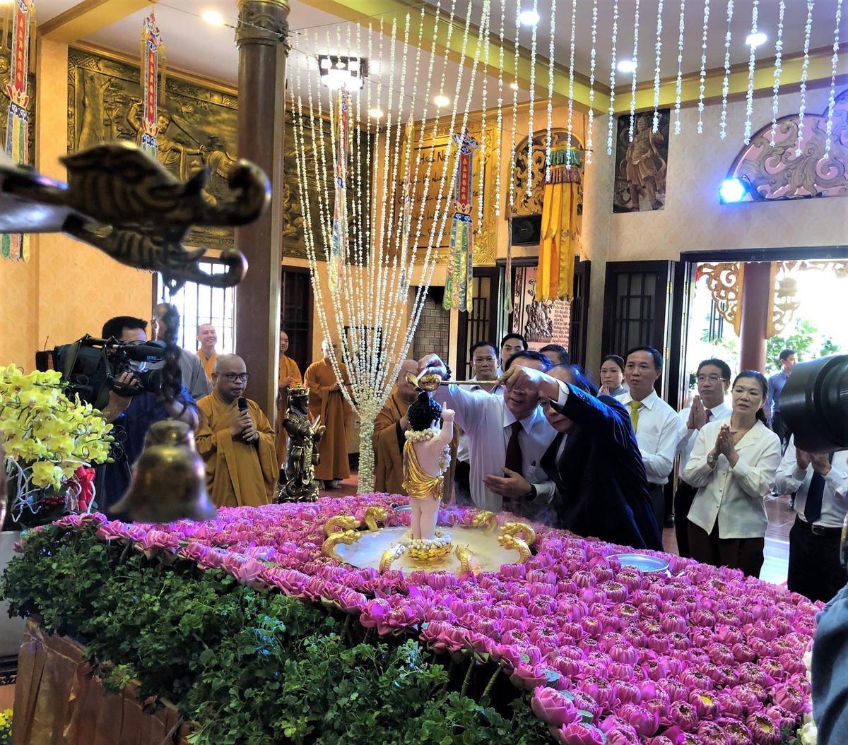 Chủ tịch nước Nguyễn Xuân Phúc và Bí thư Thành ủy TP HCM Nguyễn Văn Nên trang nghiêm tham dự nghi thức lễ Tắm Phật tại chùa Minh Đạo (quận 3, TP HCM). Ảnh: Hồng Phúc.