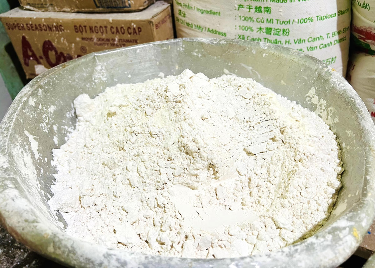 Nguyên liệu bột làm bánh thuẫn.