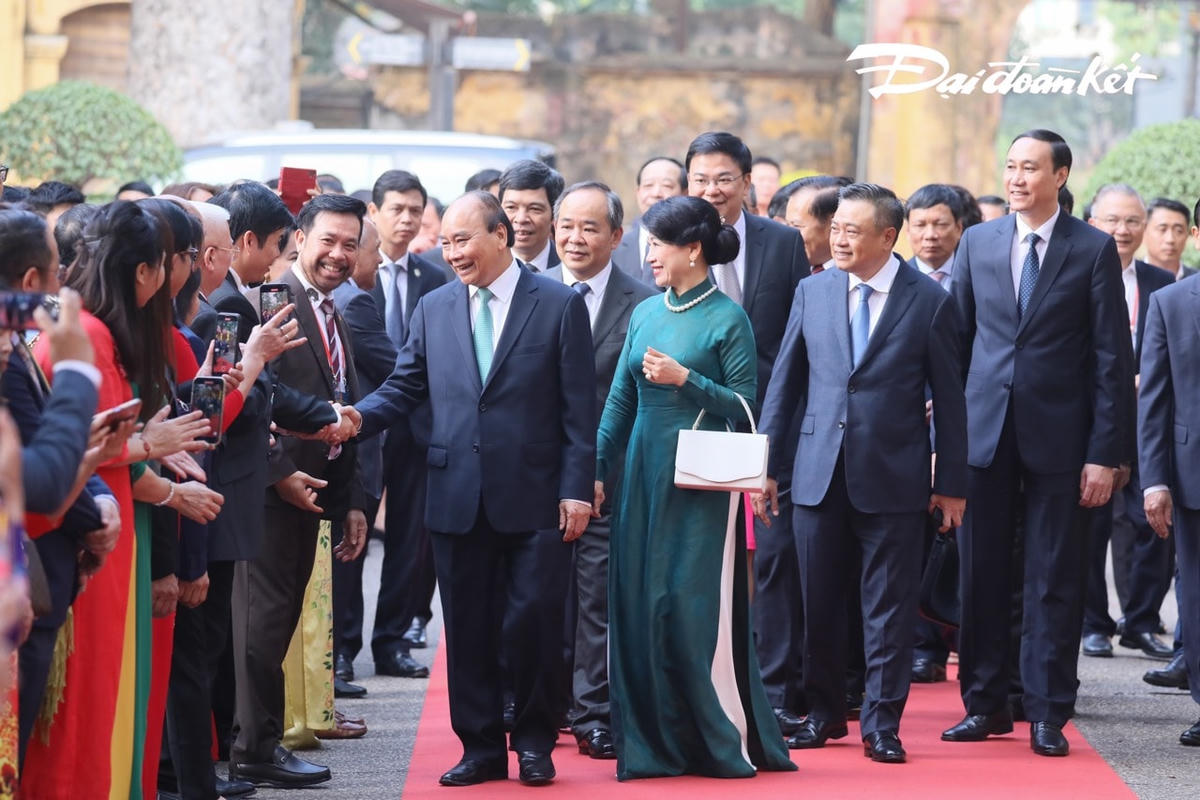 Chủ tịch nước cùng kiều bào dự Xuân quê hương dâng hương, thả cá chép