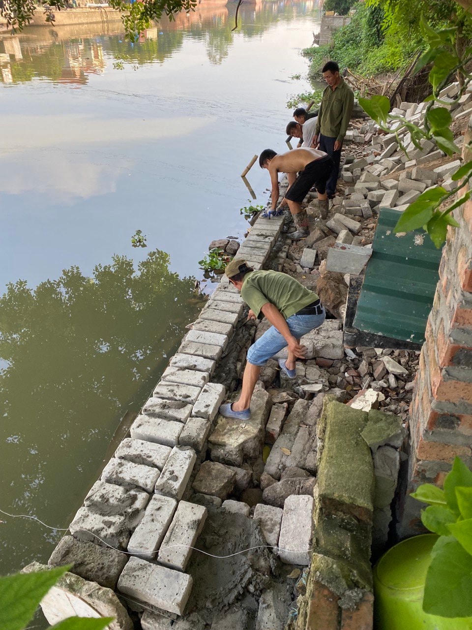 Người dân kè sông để xây nhà