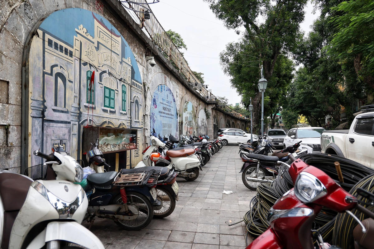 [ẢNH] Phố bích họa Phùng Hưng nhếch nhác, xuống cấp sau 5 năm hoạt động