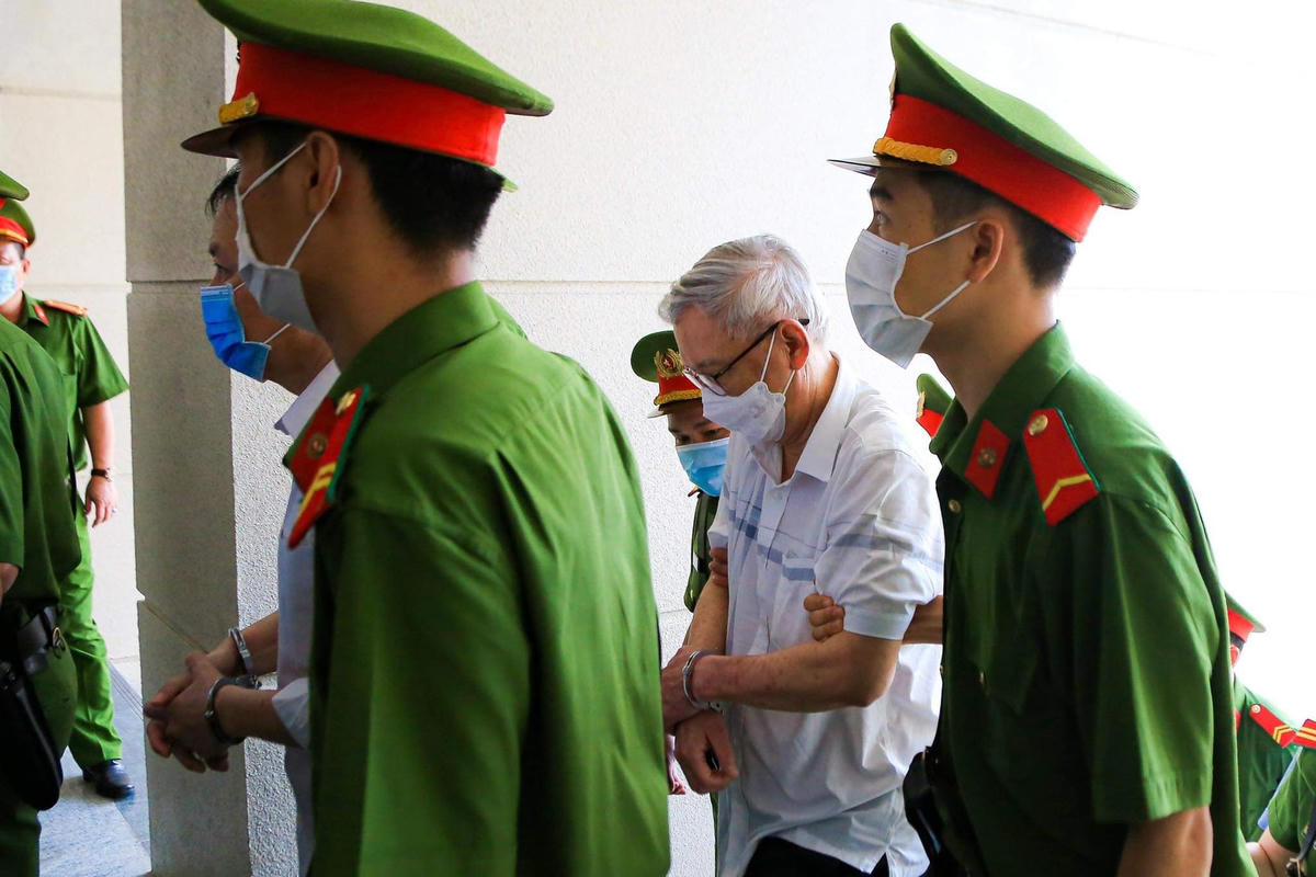 Cựu Bí thư Tỉnh ủy Bình Dương cùng các bị cáo bị áp giải đến tòa