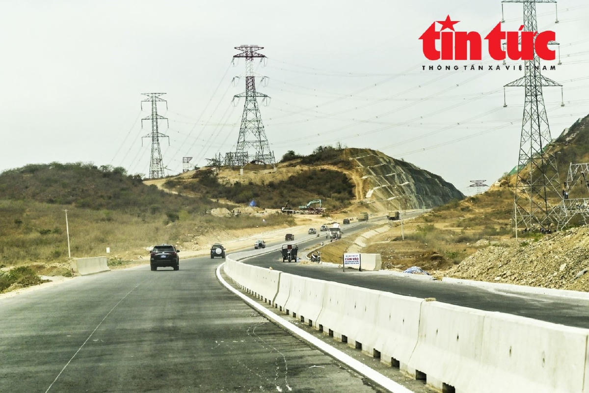 Mặt đường cao tốc Vĩnh Hảo - Phan Thiết đã cơ bản hoàn thành, đáp ứng yêu cầu khai thác. Ảnh: Nguyễn Thanh.