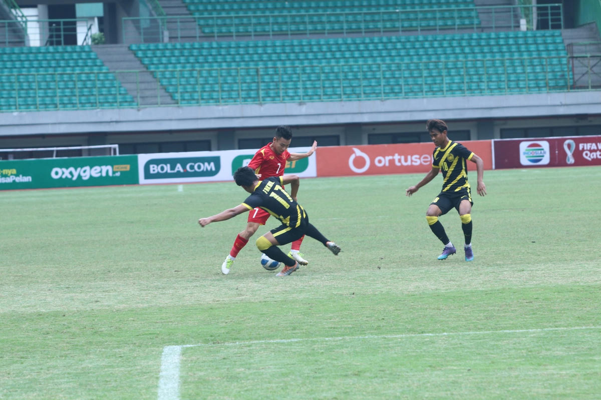 U19 Việt Nam gặp nhiều khó khăn trước lối chơi phòng ngự số đông của U19 Malaysia.