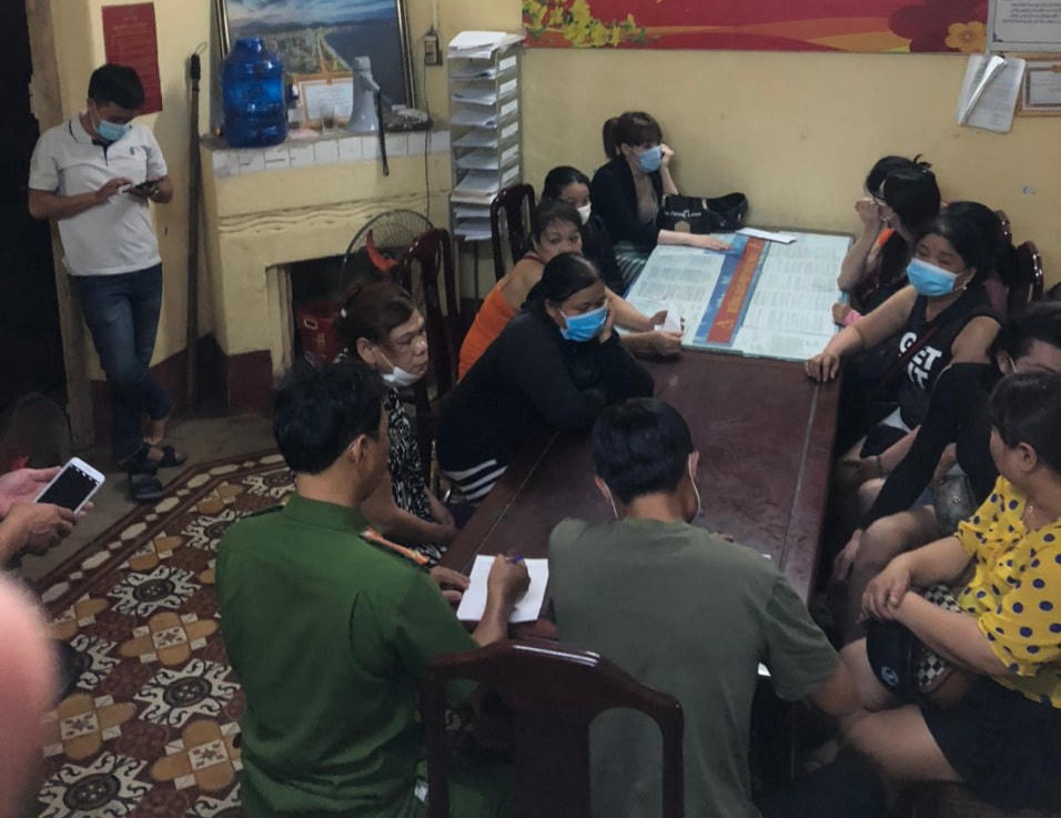 Công an làm việc với các đối tượng liên quan. Ảnh: Công an cung cấp.