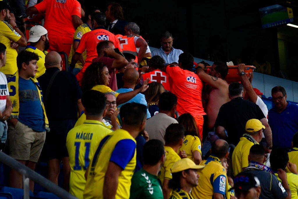 Đội ngũ bác sĩ đã mất hơn 20 phút để giúp cho cổ động viên "thoát khỏi lưỡi hái tử thần).