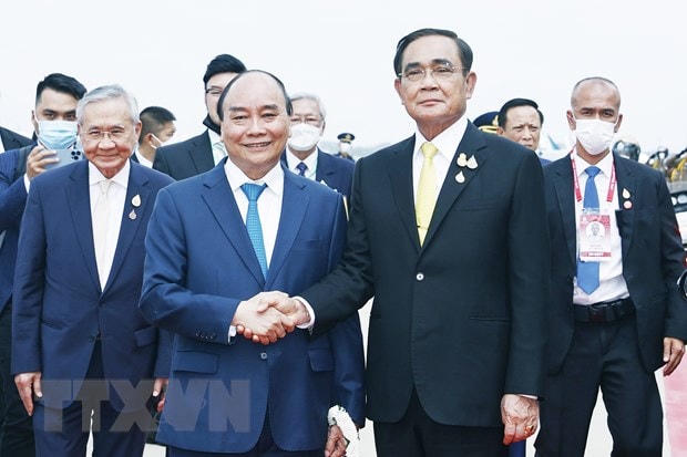 Thủ tướng Thái Lan Prayut Chan-o-cha đón Chủ tịch nước Nguyễn Xuân Phúc tại Sân bay Không quân Hoàng gia Thái Lan. (Ảnh: Thống Nhất/TTXVN).